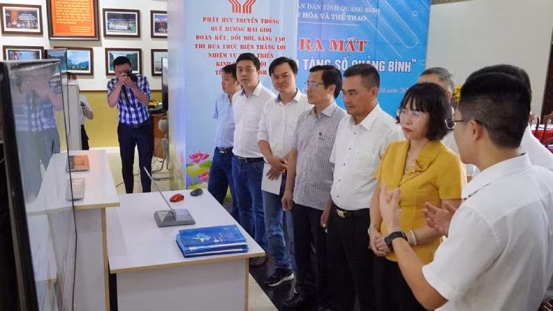 Các đại biểu nghe giới thiệu “Bảo tàng số Quảng Bình”.