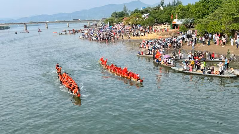 Các thuyền bơi đua tranh quyết liệt để vượt lên.