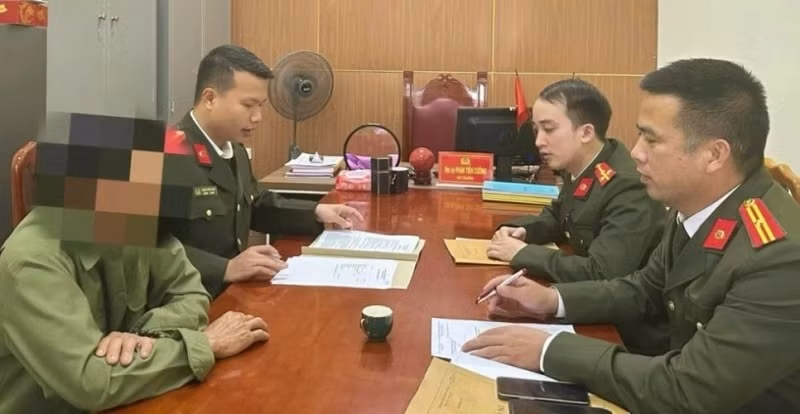 Người đàn ông 54 tuổi ở thị trấn Hoàn Lão, huyện Bố Trạch bị xử phạt hành chính về hành vi livestream trên Facebook để “chốt” đo nồng độ cồn. (Ảnh: Công an Quảng Bình)