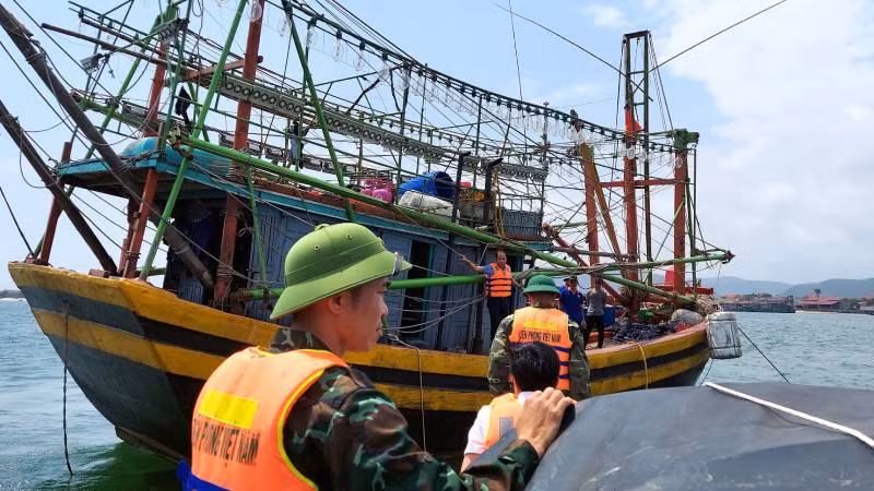Bộ đội Biên phòng Quảng Bình kiểm tra tàu cá ngay tại cửa biển, trước khi ra khơi đánh bắt xa bờ.
