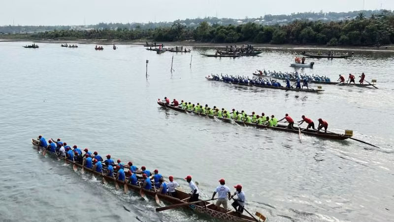 Các thuyền bơi nam bắt đầu xuất phát.