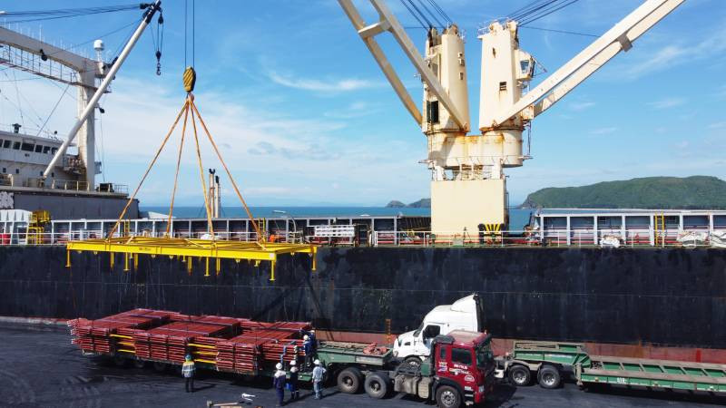 Bốc dỡ thiết bị cho Nhà máy nhiệt điện Quảng Trạch 1.