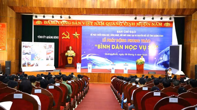 Quang cảnh lễ phát động phong trào “Bình dân học vụ số” của tỉnh Quảng Bình.