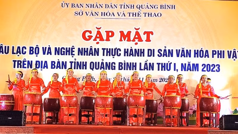 Câu lạc bộ văn hóa dân gian xã Nhân Trạch, huyện Bố Trạch (Quảng Bình) trình diễn màn trống hội.