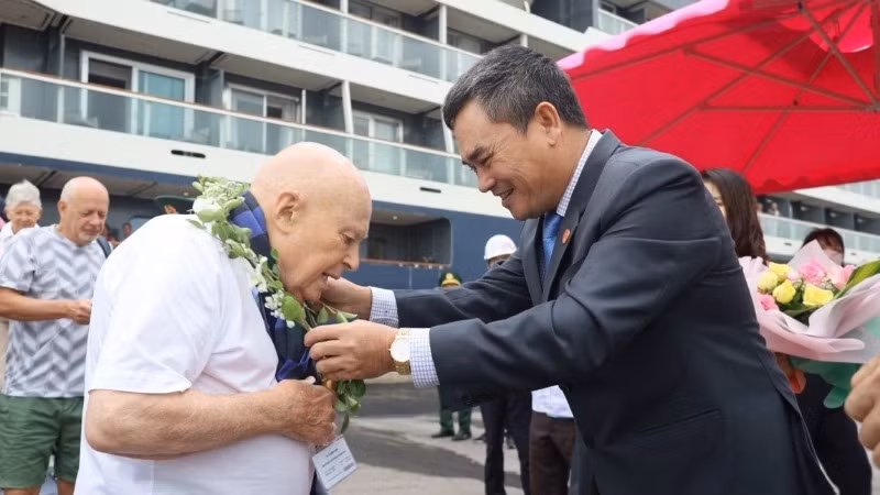 Giám đốc Sở Du lịch Quảng Bình Nguyễn Ngọc Quý (bên phải) xin nghỉ chế độ dù thời gian công tác còn khá dài.