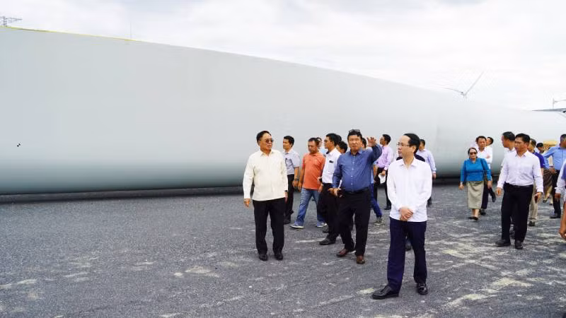 Bộ trưởng Khamchen Vongphosy (áo trắng bên trái) thăm cụm trang trại điện gió B&T.