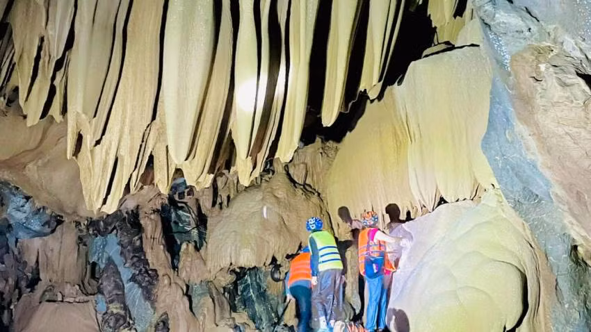 Hang Sơn Nữ ở xã Trường Sơn, huyện Quảng Ninh (Quảng Bình).