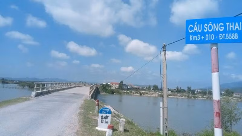 Cầu sông Thai nằm trên tuyến đường quan trọng nối vùng tây bắc với trung tâm huyện Quảng Trạch và Quốc lộ 1 xuống cấp làm nhiều người dân lo lắng. (Ảnh: HG)