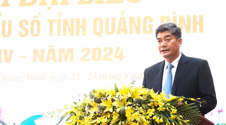 Thứ trưởng, Phó Chủ nhiệm Ủy ban Dân tộc Y Vinh Tơr phát biểu chỉ đạo Đại hội.