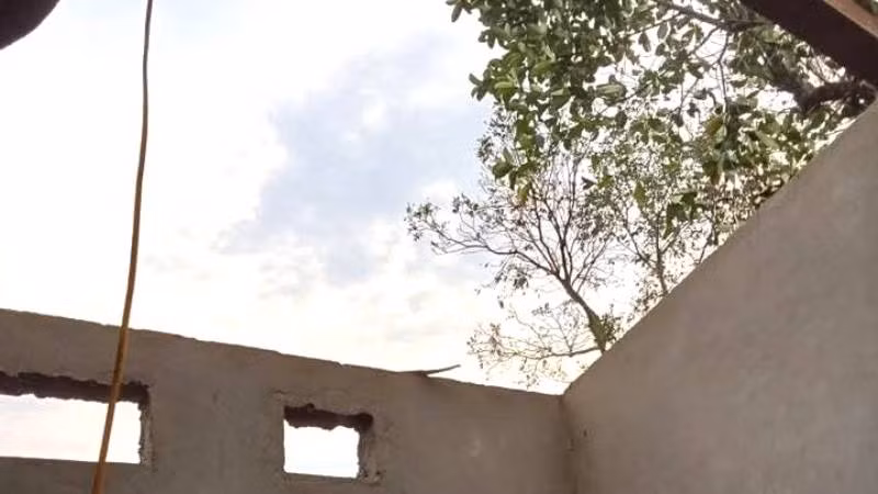 Mái nhà của người dân ở xã Phúc Trạch, huyện Bố Trạch bị lốc xoáy thổi bay tấm lợp.