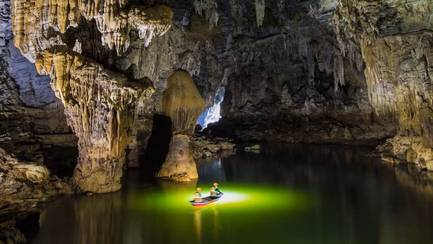 Hang động Tú Làn ở Tân Hóa. (Ảnh: Oxalis)