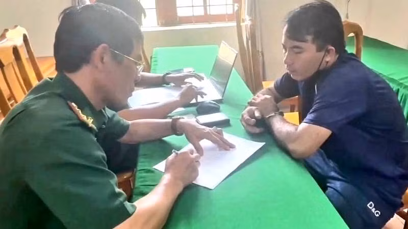 Đối tượng Trần Văn Đông khai nhận hành vi vận chuyển pháo trái phép của mình. 