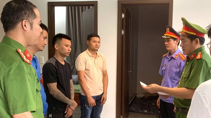 Cơ quan Cảnh sát điều tra Công an Quảng Bình công bố lệnh khám xét chỗ ở đối tượng Đặng Ngọc Đức (áo đen).