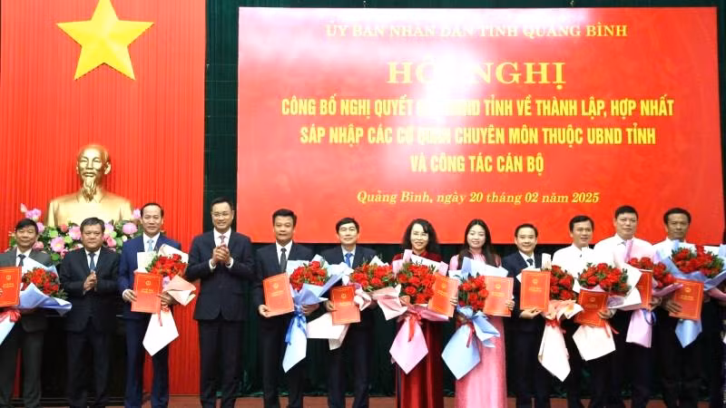 Lãnh đạo tỉnh Quảng Bình trao các quyết định về công tác cán bộ sau khi hợp nhất, sáp nhập các cơ quan chuyên môn của tỉnh