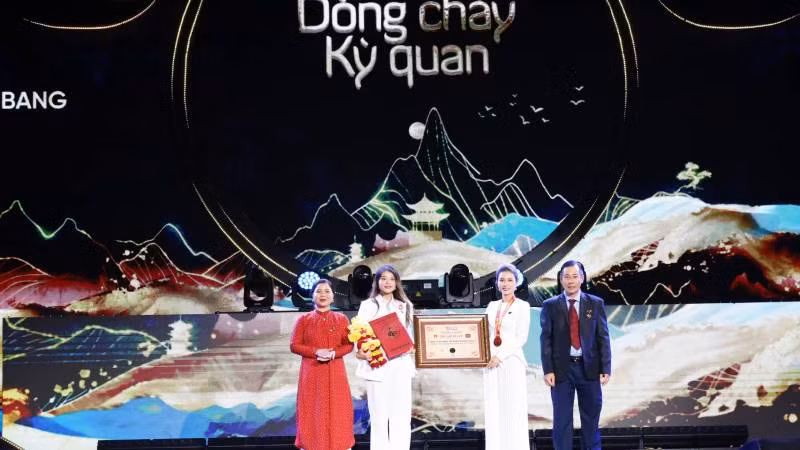 Tổ chức Kỷ lục Việt Nam trao bằng chứng nhận cho suối Bang - suối có độ sôi kỷ lục cao nhất Việt Nam.