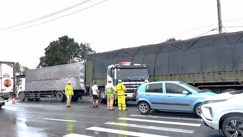 Lực lượng Cảnh sát giao thông, Công an tỉnh Quảng Bình xử lý vụ tai nạn liên hoàn tại xã Thanh Trạch, huyện Bố Trạch.