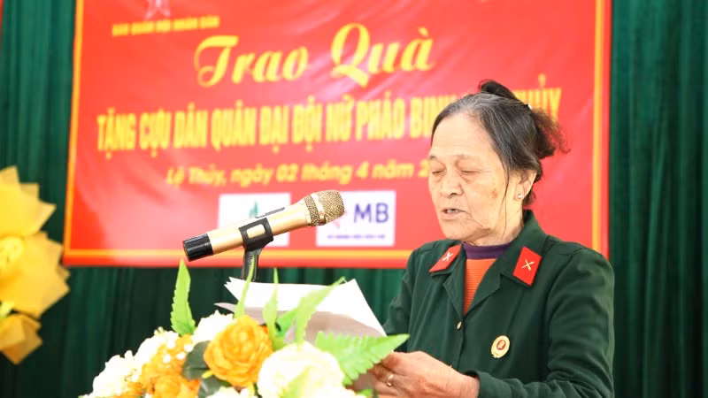 Bà Trần Thị Thản, nguyên là Chính trị viên Đại đội nữ pháo binh Ngư Thủy phát biểu tại lễ trao quà tri ân.
