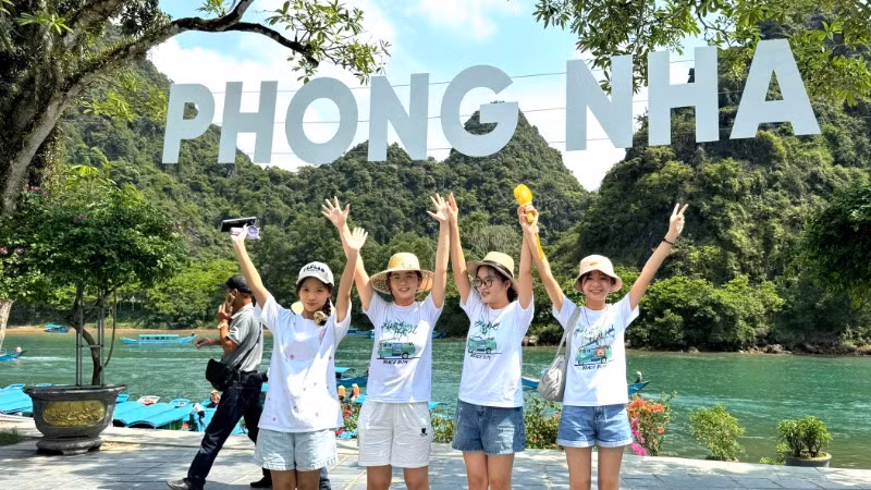 Khách du lịch tham quan động Phong Nha.