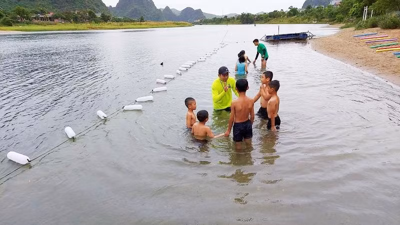 Trẻ em thị trấn Phong Nha (Quảng Bình) học bơi miễn phí trong hè 2022.
