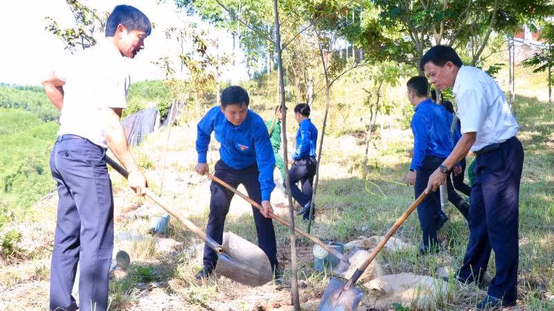 Các đại biểu trồng cây tại Đền tưởng niệm liệt sĩ Trường Sơn bến phà Long Đại.