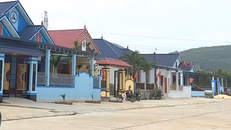 Nhà cửa của người dân ở khu tái định cư ở xã Vạn Ninh, huyện Quảng Ninh được xây dựng khang trang, hạ tầng đồng bộ.