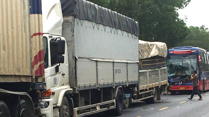 Hiện trường vụ tai nạn liên hoàn trên tuyến tránh lũ Quốc lộ 1 ở Quảng Bình chiều nay.