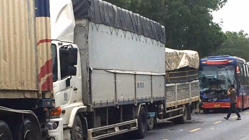 Hiện trường vụ tai nạn liên hoàn trên tuyến tránh lũ Quốc lộ 1 ở Quảng Bình chiều nay.