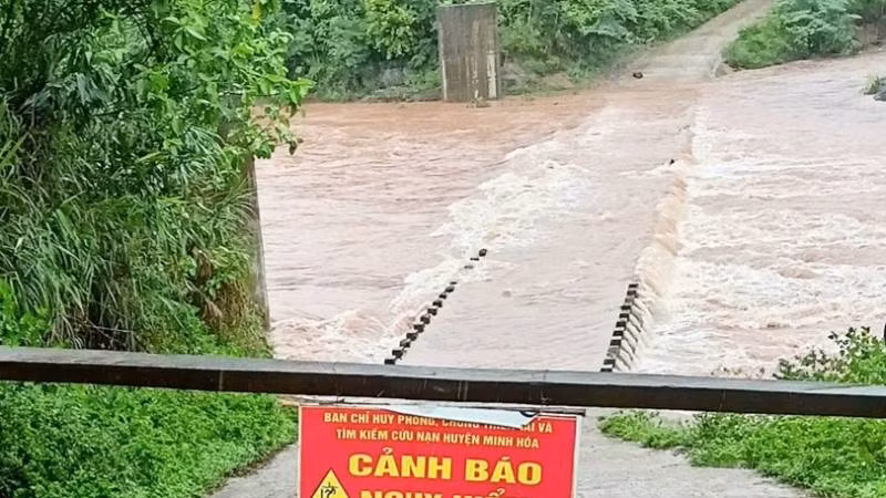 Ở khu vực biên giới huyện Minh Hóa (Quảng Bình), các ngầm, tràn bị ngập được lực lượng chức năng đặt biển cảnh báo không cho người và phương tiện qua lại.