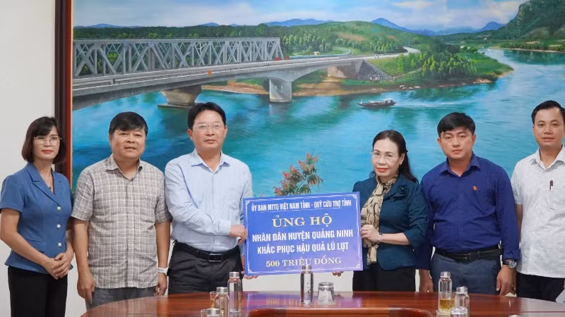 Chủ tịch Ủy ban Mặt trận Tổ quốc Việt Nam tỉnh Quảng Bình Phạm Thị Hân trao bảng tượng trưng số tiền 500 triệu đồng hỗ trợ cho huyện Quảng Ninh.