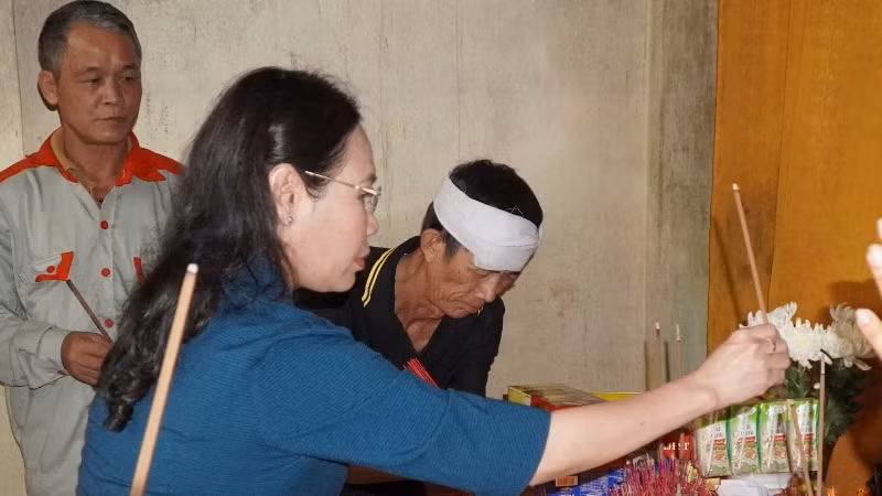 Bà Phạm Thị Hân thăm hỏi, thắp hương cho 2 nạn nhân nhỏ tuổi bị đuối nước khi lũ đang rút ở xã Sơn Thủy, huyện Lệ Thủy.