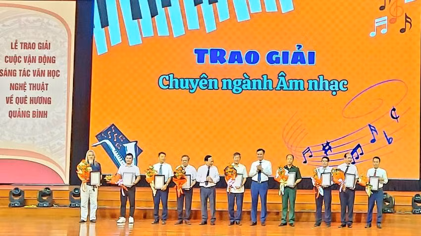 Các đồng chí lãnh đạo tỉnh Quảng Bình trao giải cho các tác giải đoạt giải chuyên ngành âm nhạc.