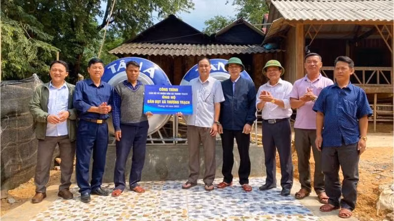 Xã Thanh Trạch huyện Bố Trạch (Quảng Bình) tặng công trình nước sạch cho bà con ở xã biên giới Thượng Trạch