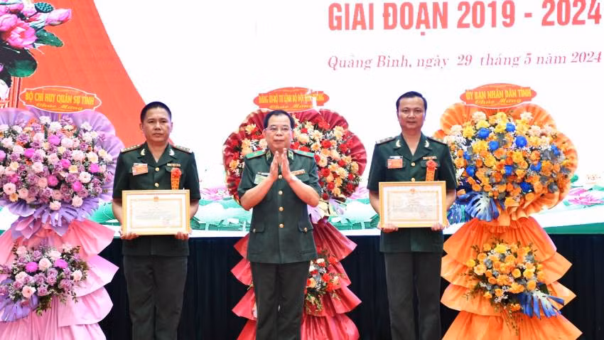 Thiếu tướng Phùng Quốc Tuấn tặng bằng khen cho tập thể, cá nhân có thành tích xuất sắc.