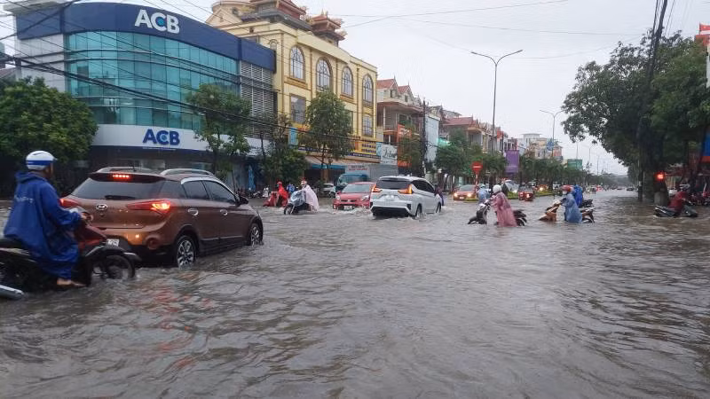 Đường Trần Hưng Đạo, tuyến đường chính của thành phố Đồng Hới ngập sâu một đoạn, gây khó khăn cho người và phương tiện qua lại.