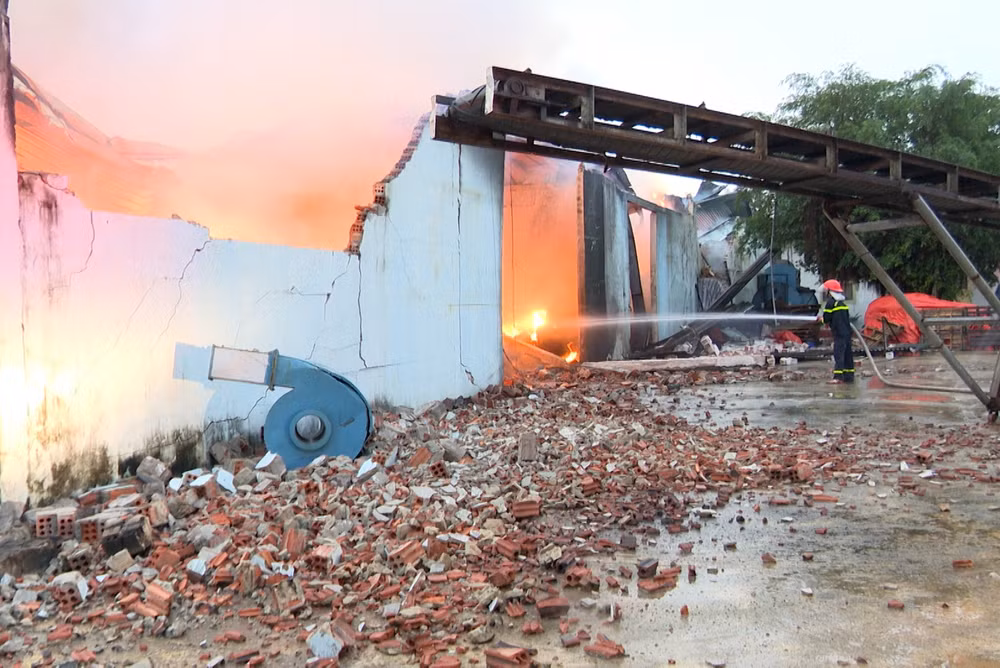 Lực lượng chữa cháy Công an Quảng Bình nỗ lực dập lửa.