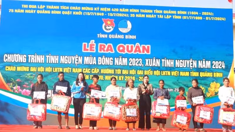 Các đại biểu trao tặng chăn cho người dân có hoàn cảnh khó khăn xã Trường Xuân.