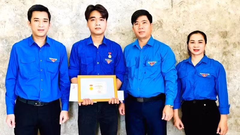 Các đại biểu trao Huy hiệu “Tuổi trẻ dũng cảm” cho đoàn viên Lê Anh Phương.
