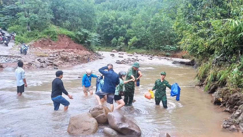 Các chiến sĩ biên phòng hỗ trợ nữ giáo viên cắm bản lội qua các ngầm tràn bị hư hỏng sau mưa lũ. Các chiến sĩ biên phòng hỗ trợ nữ giáo viên cắm bản lội qua các ngầm tràn bị hư hỏng sau mưa lũ.