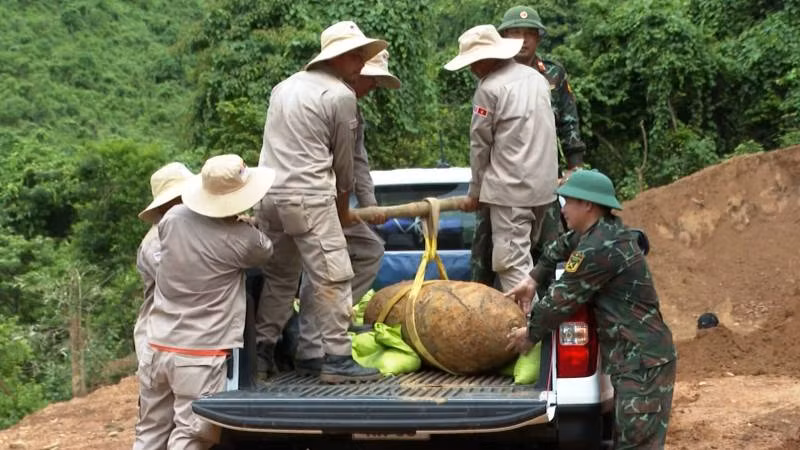 Lực lượng chức năng di dời an toàn quả bom về khu vực hủy nổ đúng quy định.