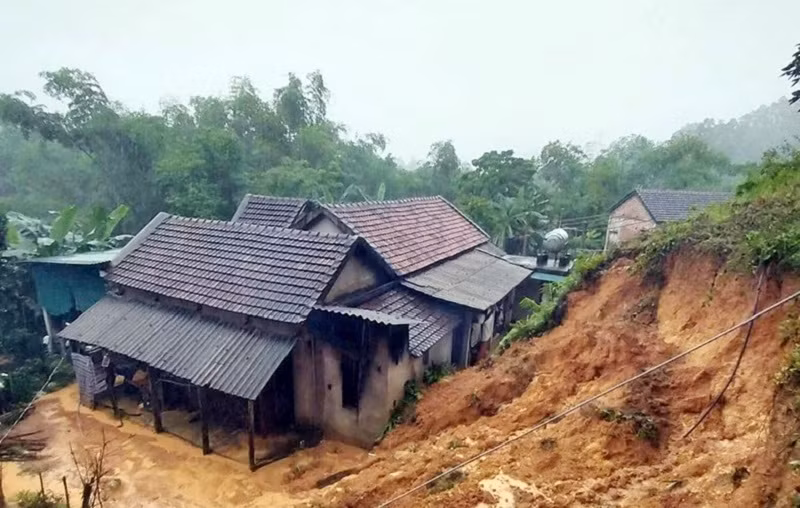 Khu vực đồi sau nhà anh Dương Văn Lý ở thôn Đồng Phú, xã Đồng Hóa, huyện Tuyên Hóa bị sạt lở, 8 người trong gia đình đã di dời an toàn.