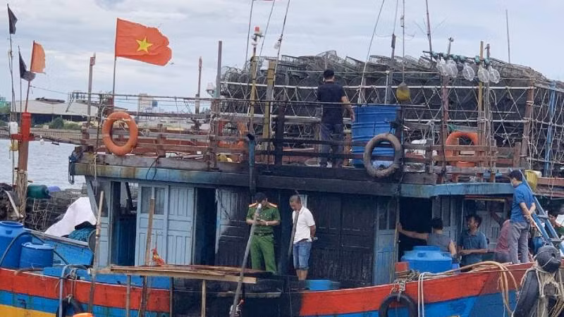 Công an Đồng Hới kiểm tra hiện trường vụ cháy tàu cá để tìm nguyên nhân.