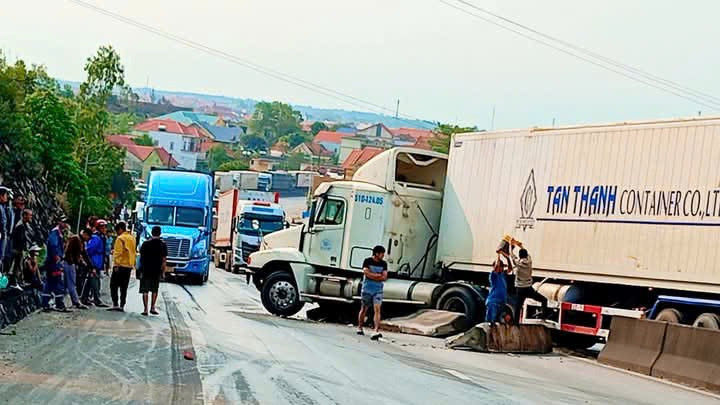 Xe container đâm vào giải phân cách giữa đường gây ách tắc giao thông trên Quốc lộ 1 đoạn qua huyện Bố Trạch, tỉnh Quảng Bình