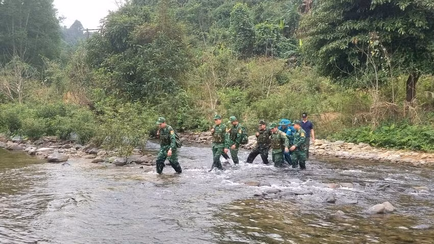 Cán bộ, chiến sĩ Đồn Biên phòng Làng Ho trong chuyến tuần tra biên giới.