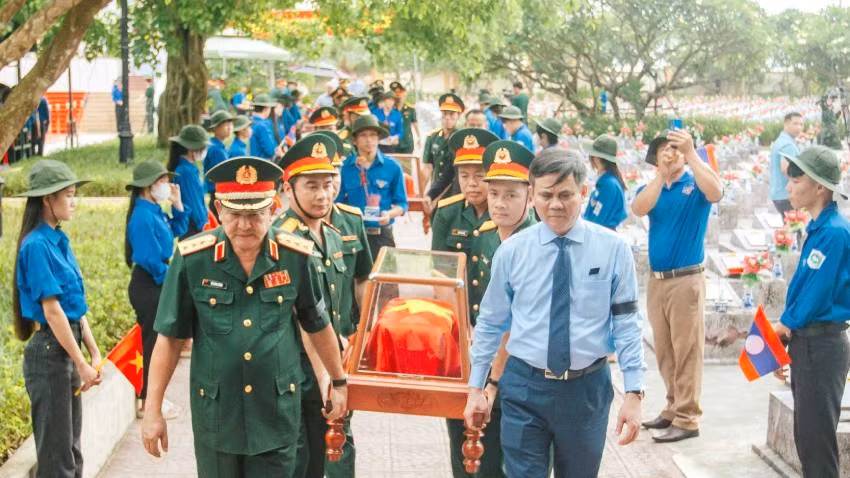 Thượng tướng Võ Minh Lương và Chủ tịch Ủy ban nhân dân tỉnh Quảng Bình Trần Thắng tiễn đưa hài cốt liệt sĩ về an an nghỉ cuối cùng tại nghĩa trang Ba Dốc. Thượng tướng Võ Minh Lương và Chủ tịch Ủy ban nhân dân tỉnh Quảng Bình Trần Thắng tiễn đưa hài cốt liệt sĩ về an an nghỉ cuối cùng tại nghĩa trang Ba Dốc.