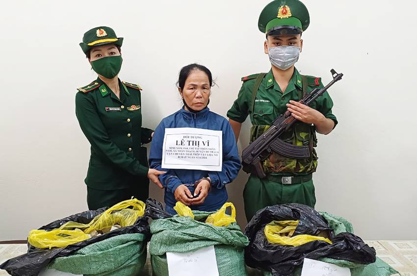 Bộ đội Biên phòng Quảng Bình bắt đối tượng Lê Thị Vĩ cùng tang vật.