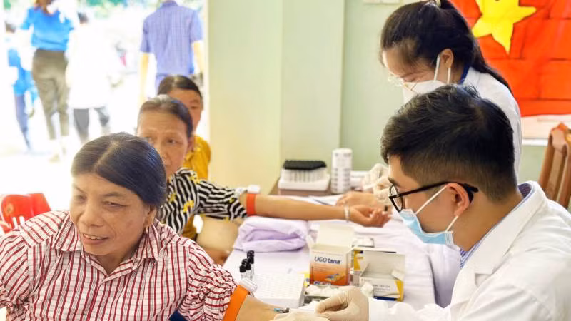 Khám bệnh, cấp thuốc miễn phí cho người dân xã Tân Hóa, huyện MInh Hóa