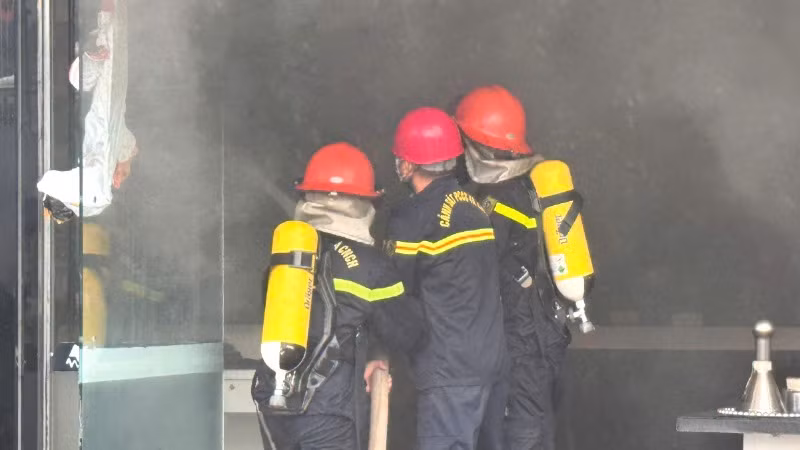 Lực lượng chữa cháy Công an Quảng Bình nỗ lực dập lửa.