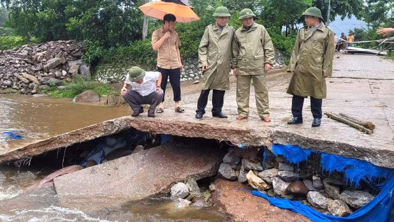 Đoàn công tác của tỉnh Quảng Bình và huyện Minh Hóa kiểm tra vị trí sạt lở trên ngầm tràn Ka Ai, xã Dân Hóa.