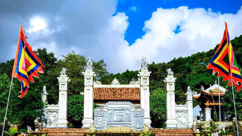 Đền Thánh mẫu Liễu Hạnh dưới chân đèo Ngang là điểm du lịch ở Quảng Bình