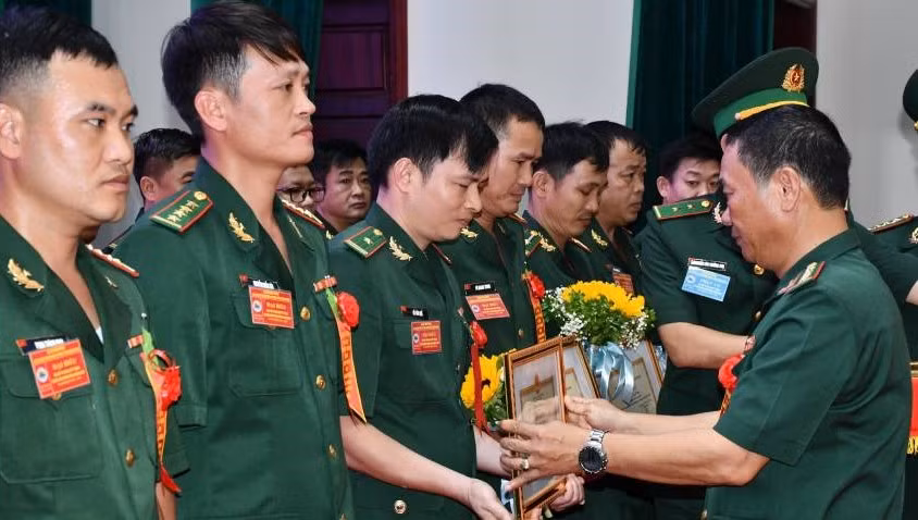 Đại tá Trịnh Thanh Bình, Chỉ huy trưởng Bộ đội Biên phòng Quảng Bình trao bằng khen cho các nhân có thành tích xuất sắc.